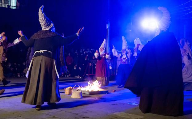 Escenificación del aquelarre de Zugarramurdi en la plaza de San Bartolomé. 