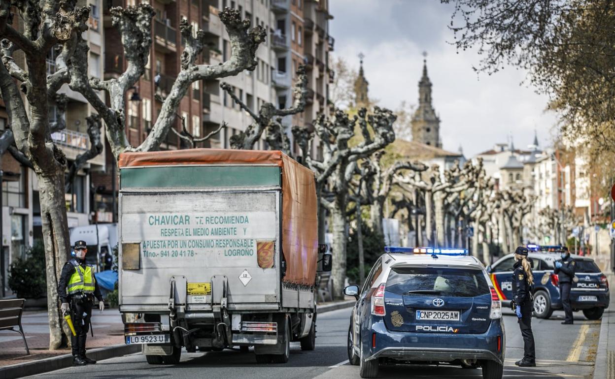 Uno de los controles policiales en Logroño durante el primer estado de alarma. 