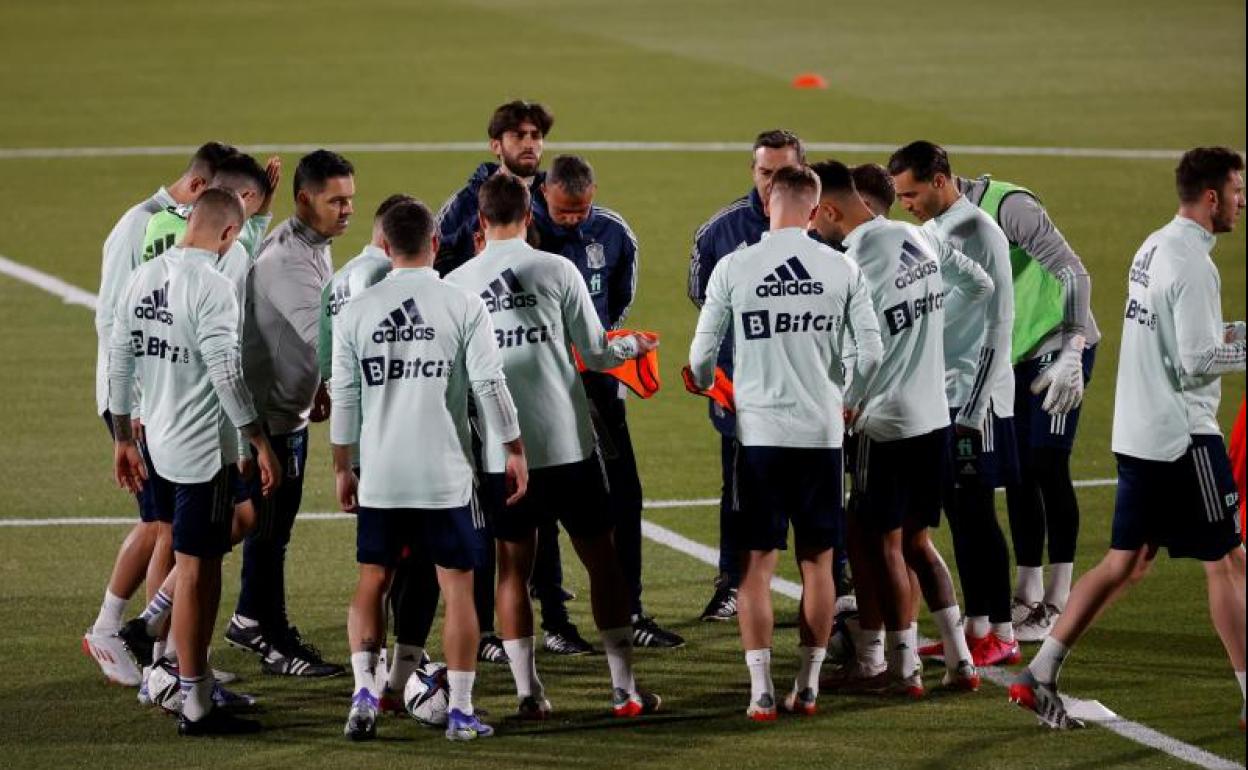 Luis Enrique, durante el entrenamiento de este lunes de la selección española. 