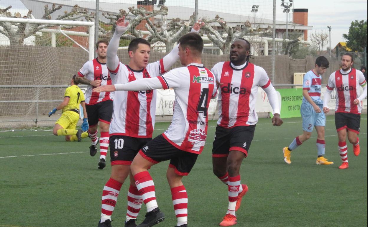 Los rinconeros festejan el primer gol de Urzanqui. 