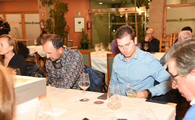 Galería. Cata de vinos de Finca Valpiedra en la Liga de Golf y Vino