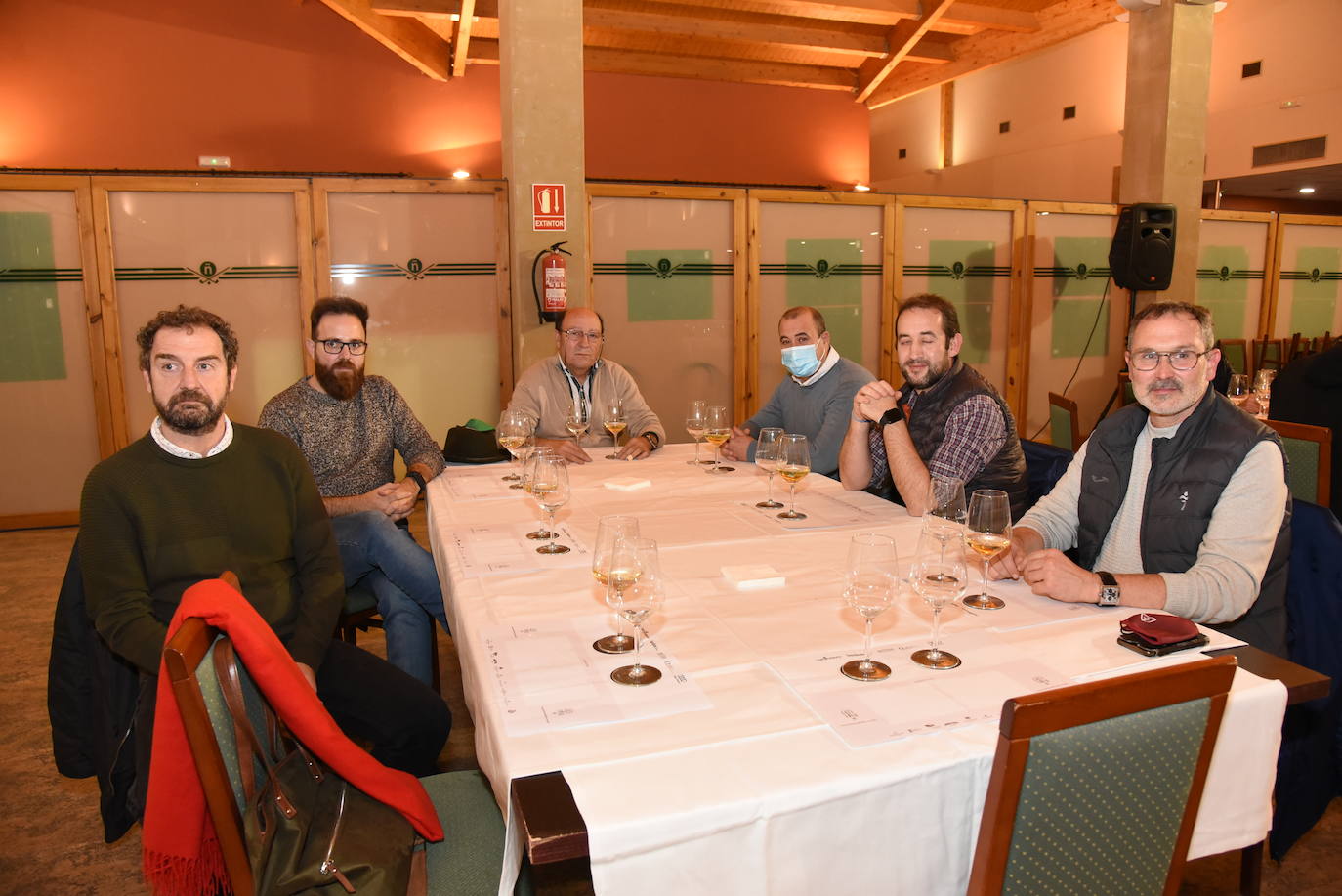Los participantes en el torneo Finca Valpiedra, de la Liga de Golf y Vino, disfrutaron de la cata de dos caldos de Finca Valpiedra.