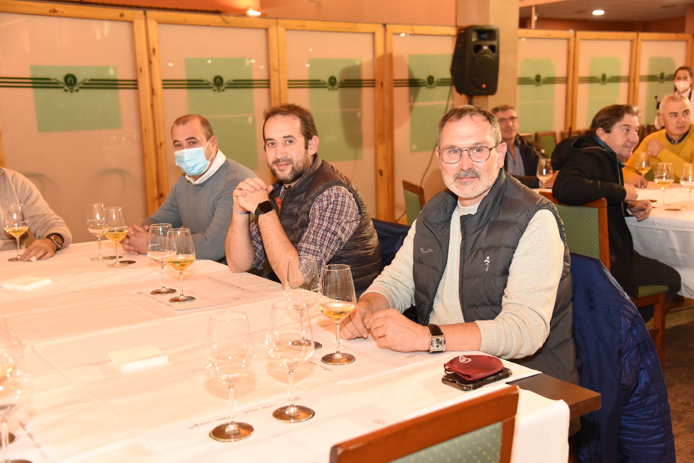 Los participantes en el torneo Finca Valpiedra, de la Liga de Golf y Vino, disfrutaron de la cata de dos caldos de Finca Valpiedra.