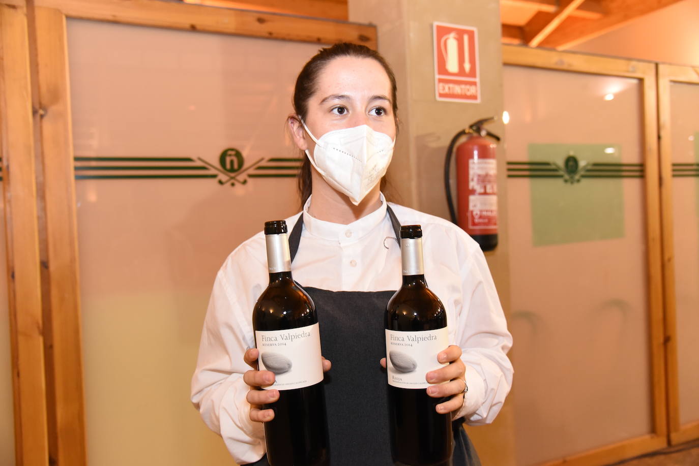 Los participantes en el torneo Finca Valpiedra, de la Liga de Golf y Vino, disfrutaron de la cata de dos caldos de Finca Valpiedra.