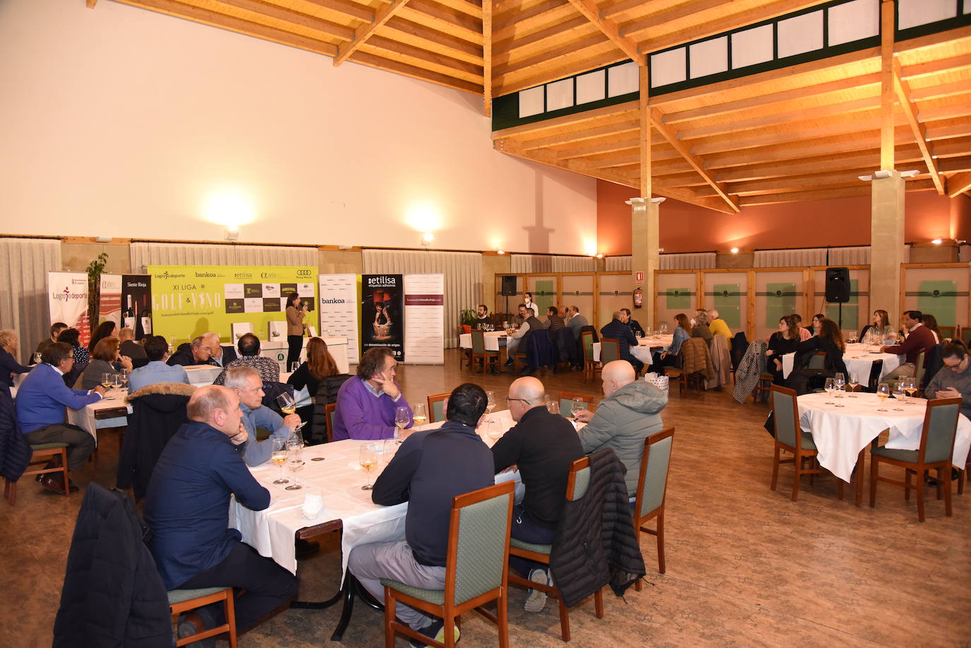 Los participantes en el torneo Finca Valpiedra, de la Liga de Golf y Vino, disfrutaron de la cata de dos caldos de Finca Valpiedra.