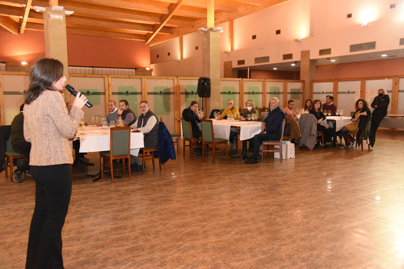 Los participantes en el torneo Finca Valpiedra, de la Liga de Golf y Vino, disfrutaron de la cata de dos caldos de Finca Valpiedra.