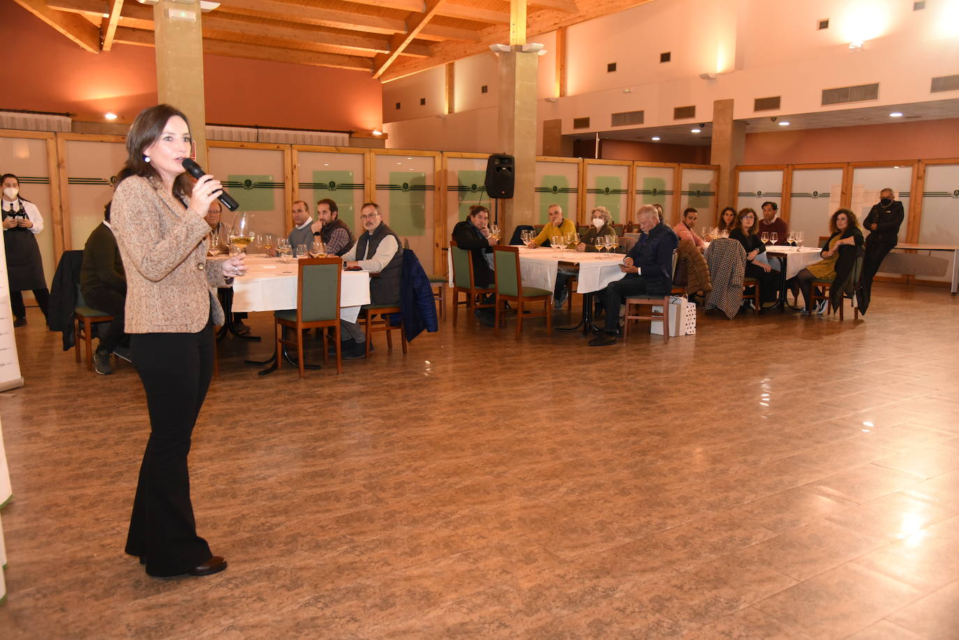 Los participantes en el torneo Finca Valpiedra, de la Liga de Golf y Vino, disfrutaron de la cata de dos caldos de Finca Valpiedra.
