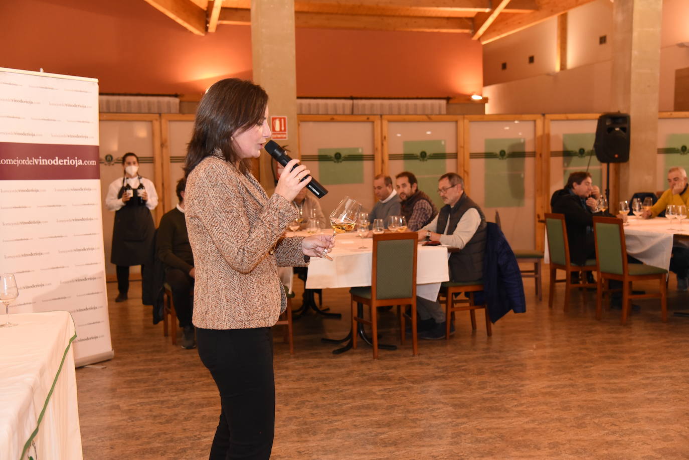 Los participantes en el torneo Finca Valpiedra, de la Liga de Golf y Vino, disfrutaron de la cata de dos caldos de Finca Valpiedra.