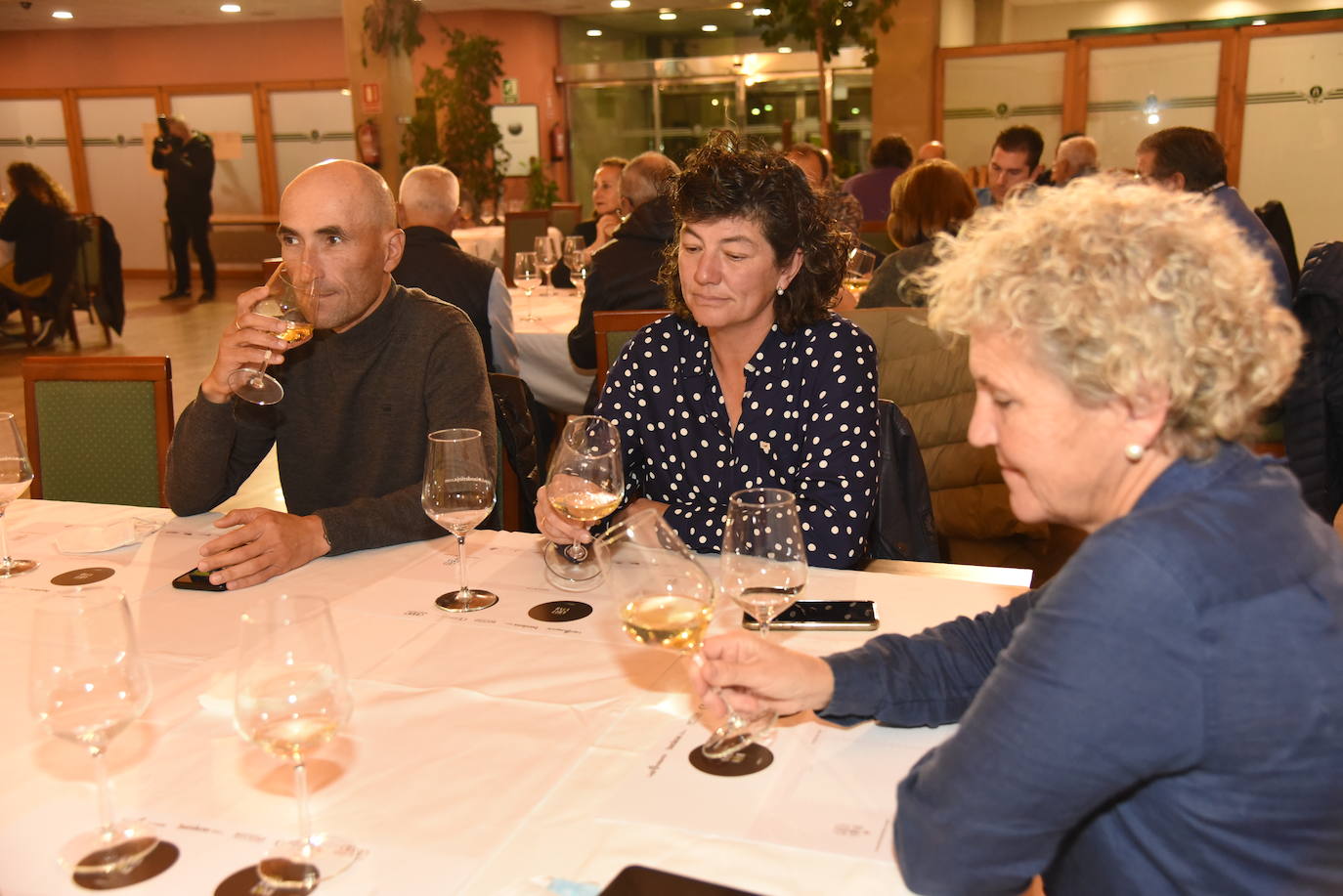 Los participantes en el torneo Finca Valpiedra, de la Liga de Golf y Vino, disfrutaron de la cata de dos caldos de Finca Valpiedra.