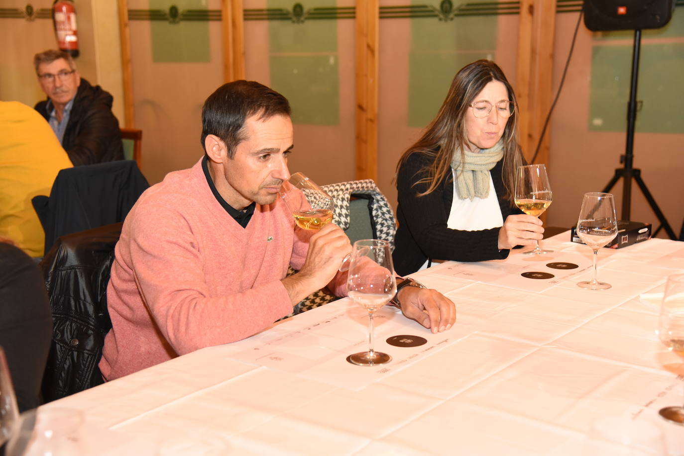 Los participantes en el torneo Finca Valpiedra, de la Liga de Golf y Vino, disfrutaron de la cata de dos caldos de Finca Valpiedra.