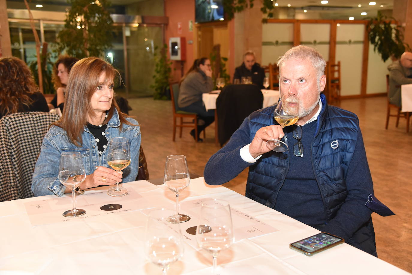 Los participantes en el torneo Finca Valpiedra, de la Liga de Golf y Vino, disfrutaron de la cata de dos caldos de Finca Valpiedra.
