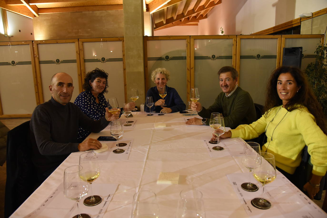 Los participantes en el torneo Finca Valpiedra, de la Liga de Golf y Vino, disfrutaron de la cata de dos caldos de Finca Valpiedra.