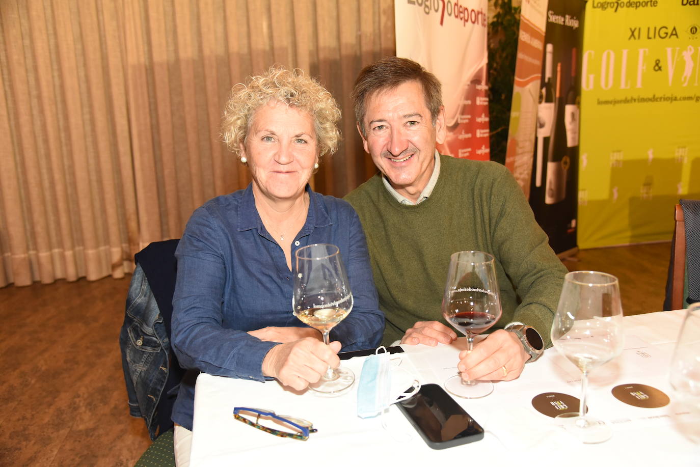 Los participantes en el torneo Finca Valpiedra, de la Liga de Golf y Vino, disfrutaron de la cata de dos caldos de Finca Valpiedra.