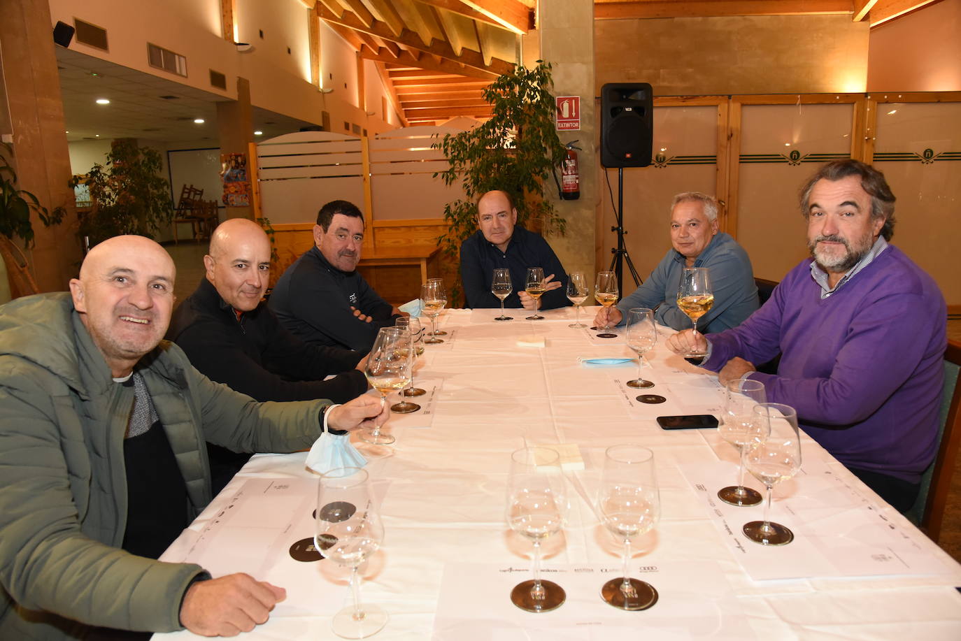 Los participantes en el torneo Finca Valpiedra, de la Liga de Golf y Vino, disfrutaron de la cata de dos caldos de Finca Valpiedra.