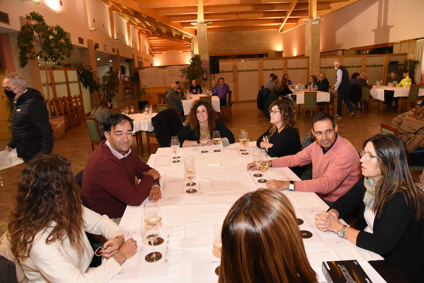 Los participantes en el torneo Finca Valpiedra, de la Liga de Golf y Vino, disfrutaron de la cata de dos caldos de Finca Valpiedra.