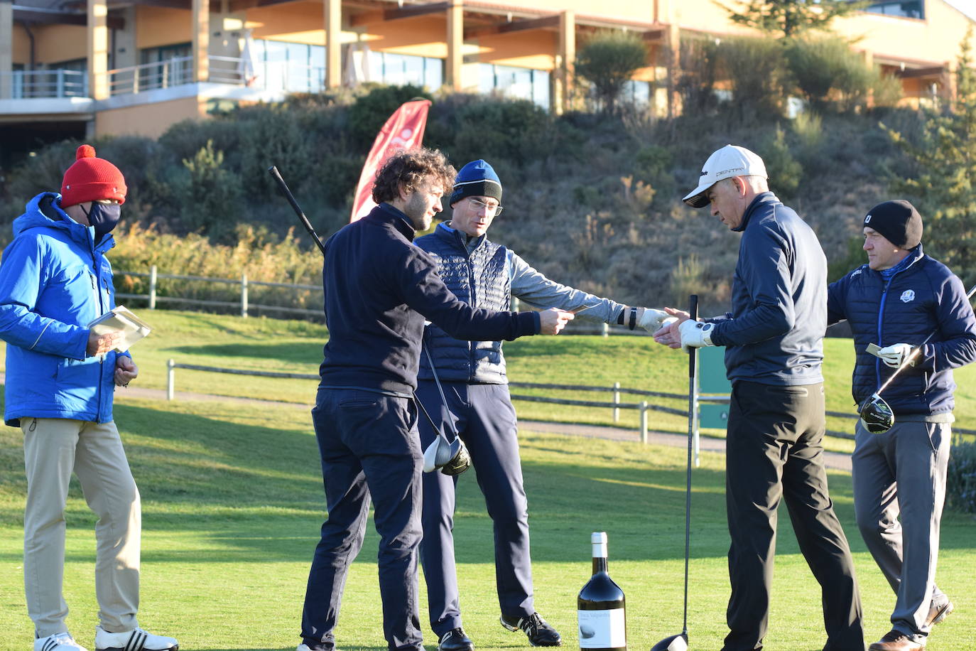 Los participantes en el torneo Finca Valpiedra, de la Liga de Golf y Vino, disfrutaron de un gran día en El Campo de Logroño.