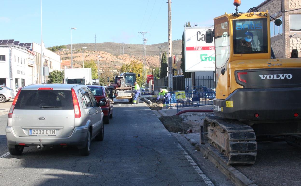 Las obras, ahora en las aceras, conviven con el día a día del polígono. 