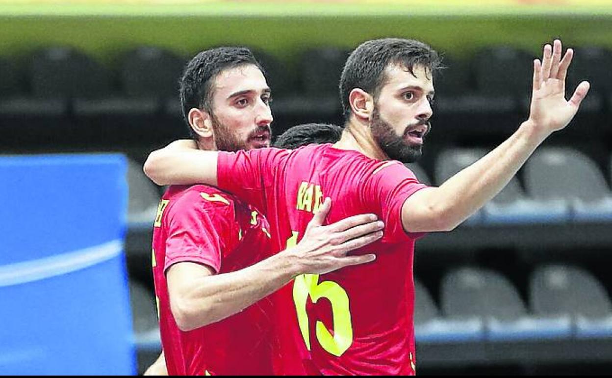 Raúl Gómez, a la izquierda, celebra un gol con España.