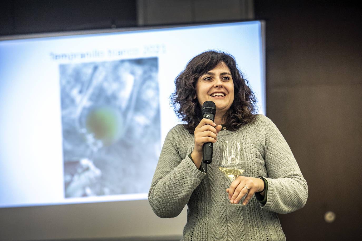 Janire Moraza presentó para el club de catas de lomejordelvinoderioja.com una buena muestra de la colección de vinos de la bodega familiar de San Vicente. 