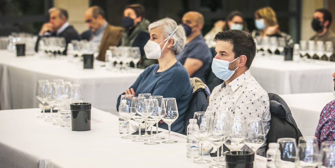 Janire Moraza presentó para el club de catas de lomejordelvinoderioja.com una buena muestra de la colección de vinos de la bodega familiar de San Vicente. 