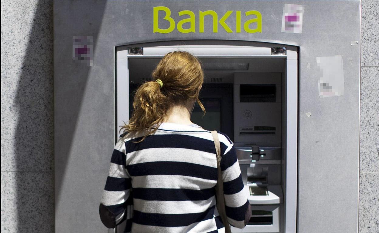 Una clienta opera en un cajero automático de Bankia. 