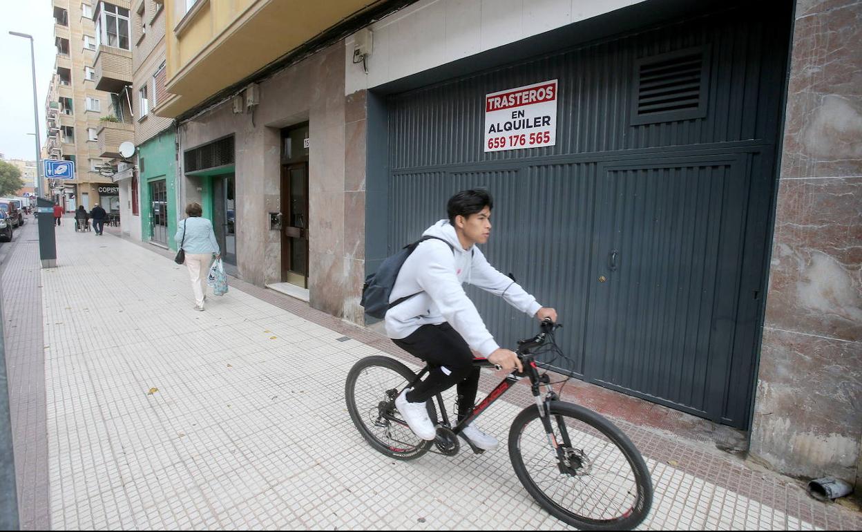 Un joven en bicicleta en Logroño. 