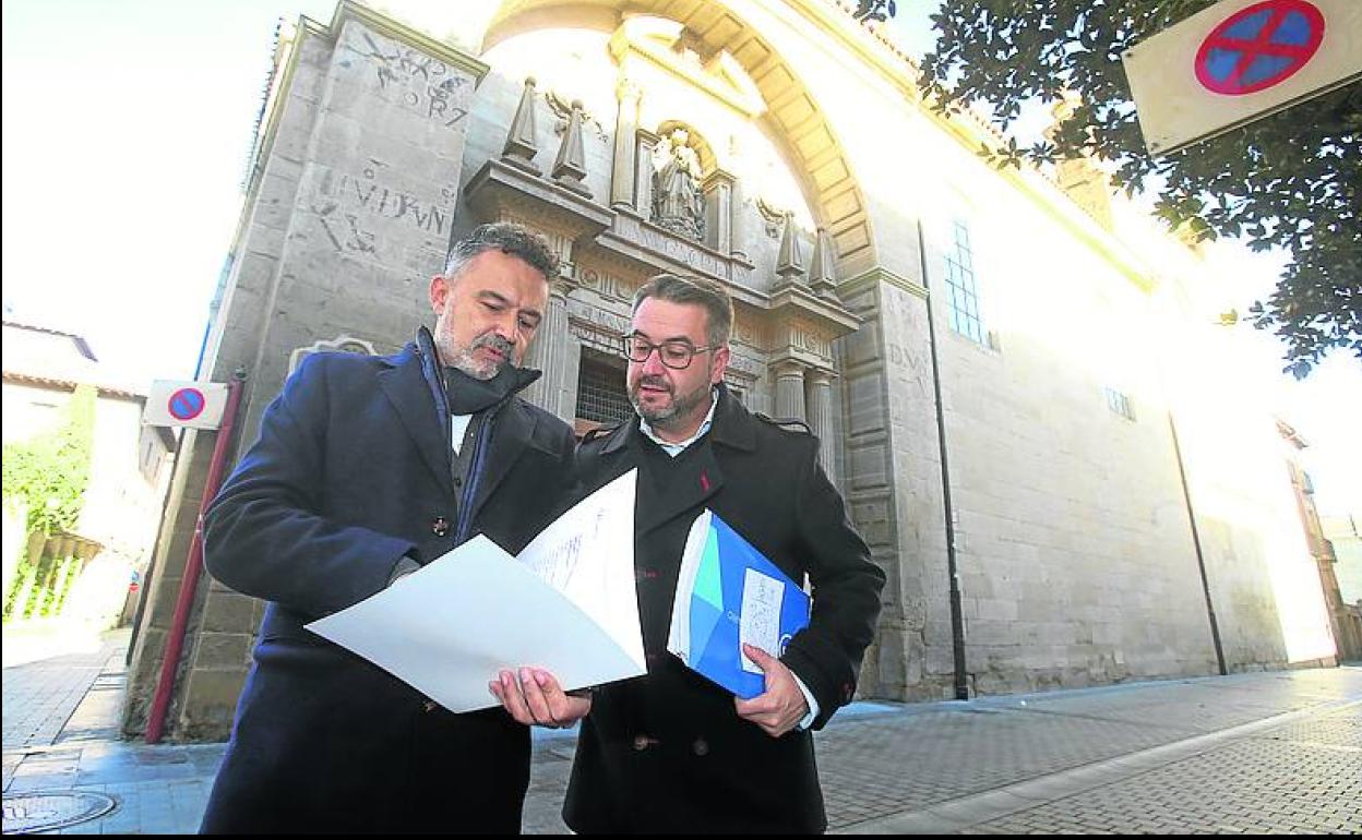 Escobar y Merino, ayer, delante de la iglesia de Palacio. 