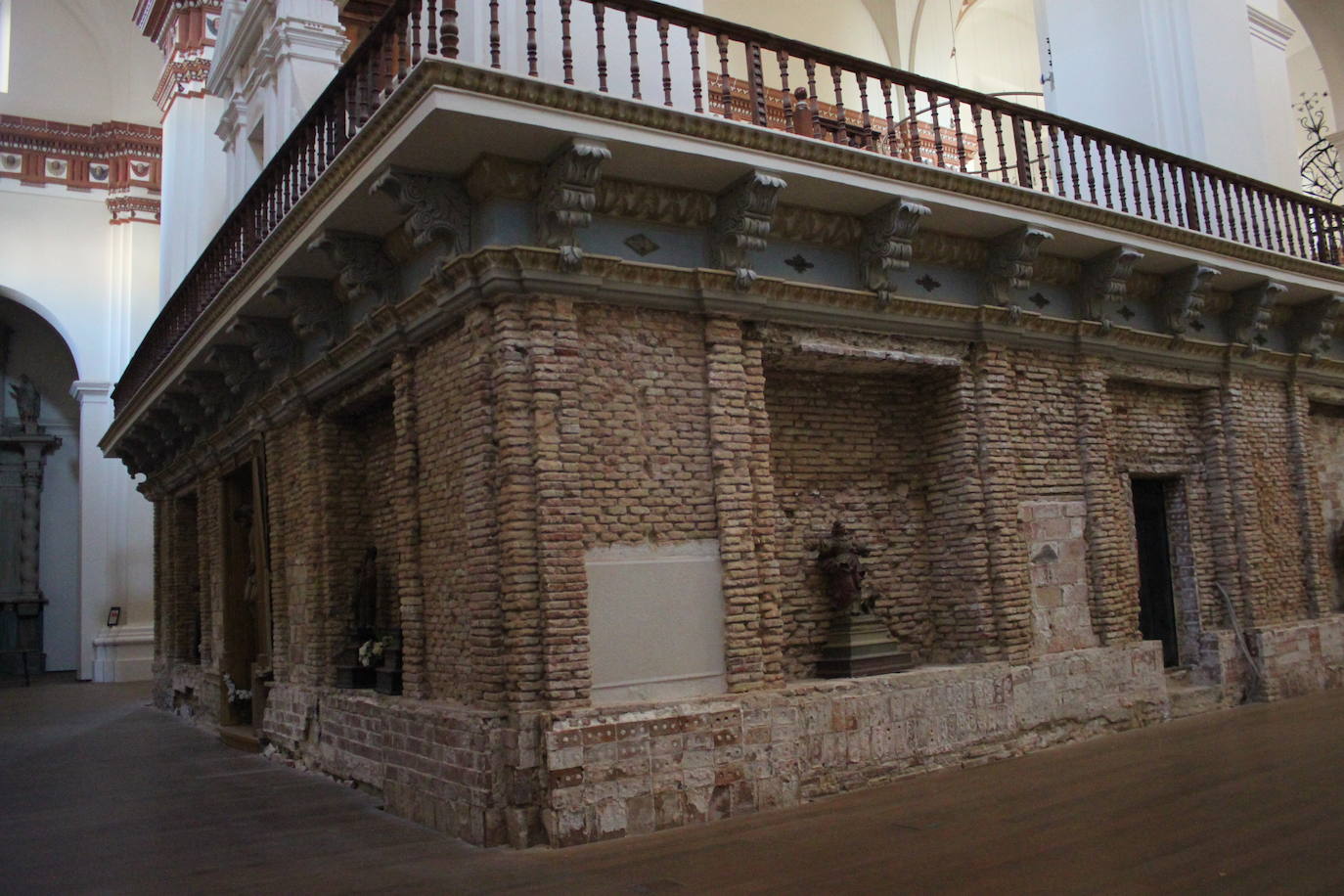 Fotos: El templo alfareño de San Miguel plantea acondicionar un paseo turístico bajo sus cubiertas