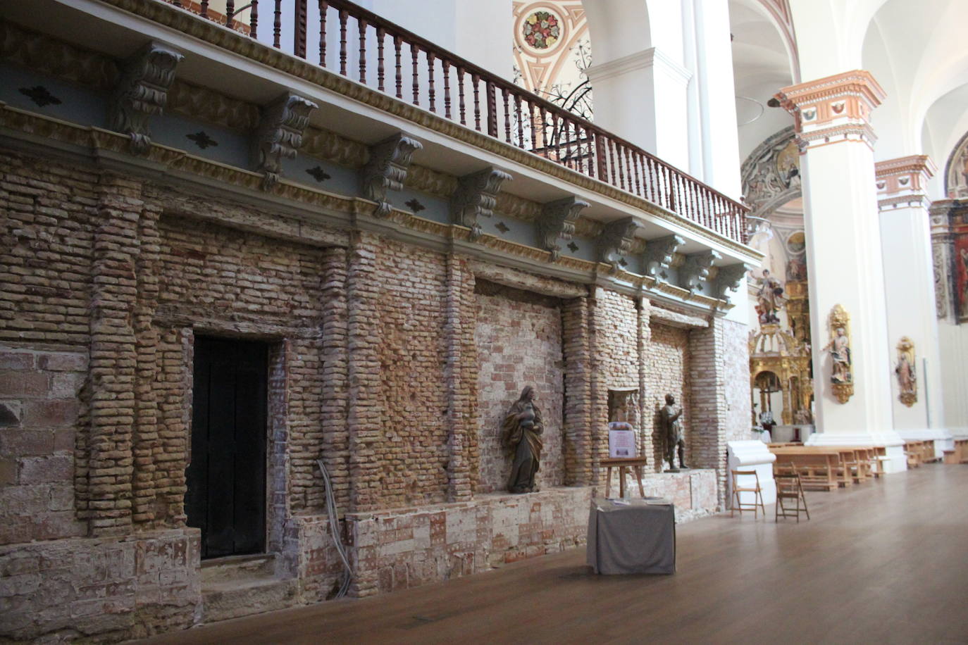 Fotos: El templo alfareño de San Miguel plantea acondicionar un paseo turístico bajo sus cubiertas