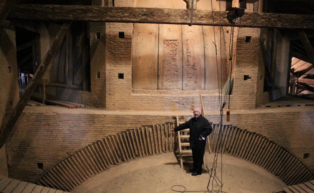 Un San Miguel desconocido. El proyecto turístico de la parroquia plantea acondicionar y abrir al visitante lugares inaccesibles del templo, como un paseo entre las bóvedas y acondicionar la sacristía como museo. 