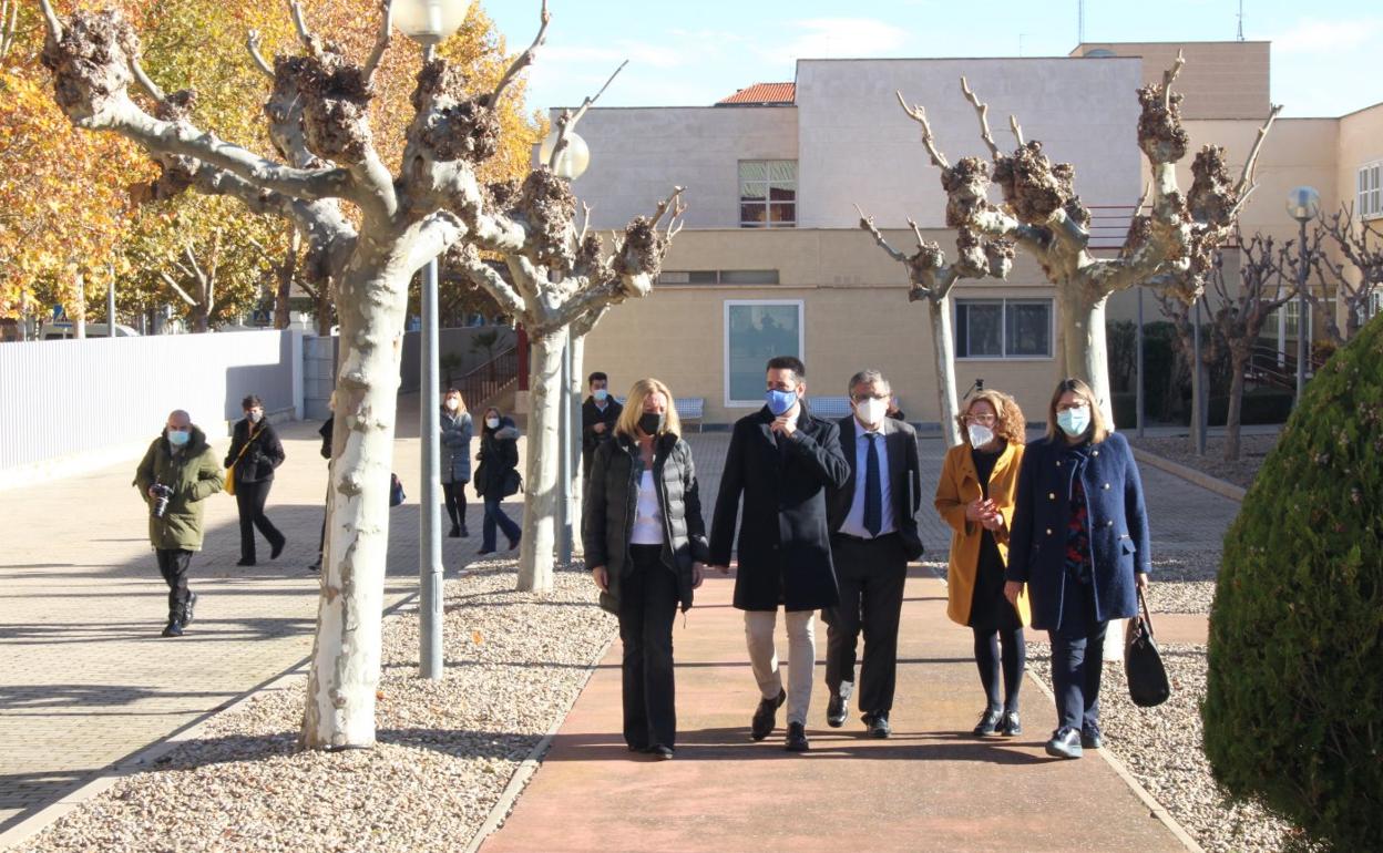 Los representantes del Gobierno de La Rioja y del Ayuntamiento visitaron la zona donde se construirá el nuevo centro de día para Arnedo. 