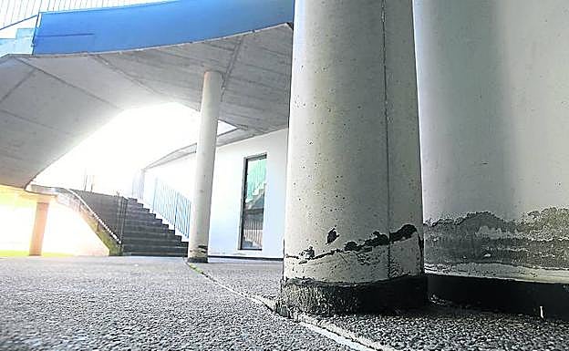 Desperfectos en algunas columnas de la urbanización. 