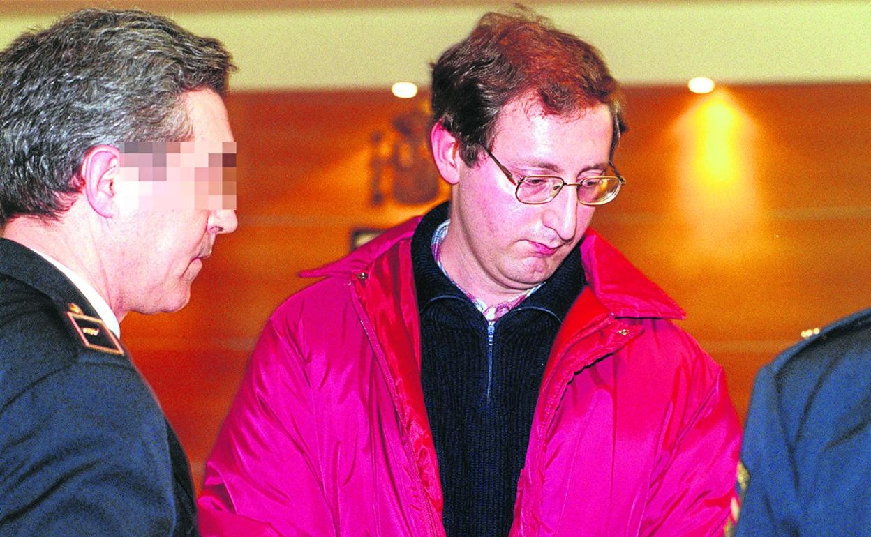 El presunto autor del crimen de Lardero, Francisco Javier Almeida, en 2000, durante el juicio por el 'crimen de la inmobiliaria'. 