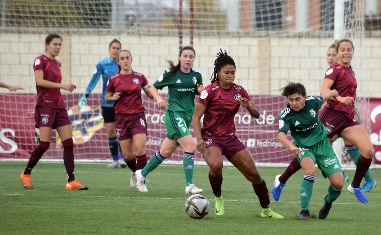 Pugna por el balón entre Ida y Vilariño.