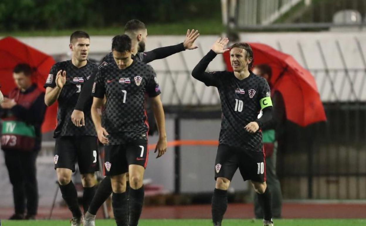 Luka Modric celebra con sus compañeros el pase al Mundial de Catar. 