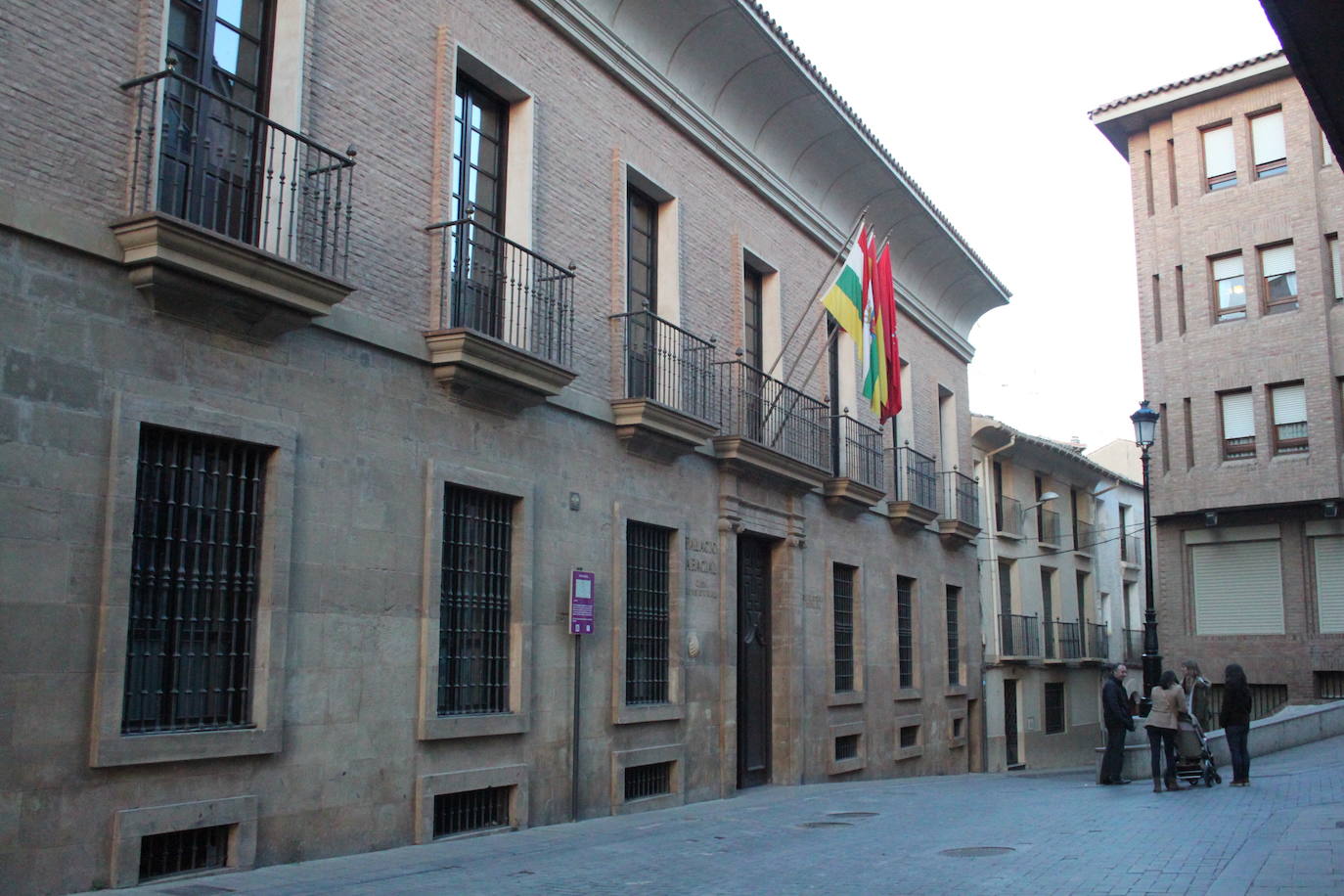 La encuesta se realiza en el antiguo ayuntamiento. 