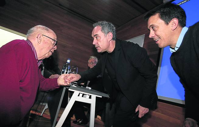 Eduardo Gómez charla con Ferrán Adriá en una visita a Logroño en el 2012 y con Francis Paniego