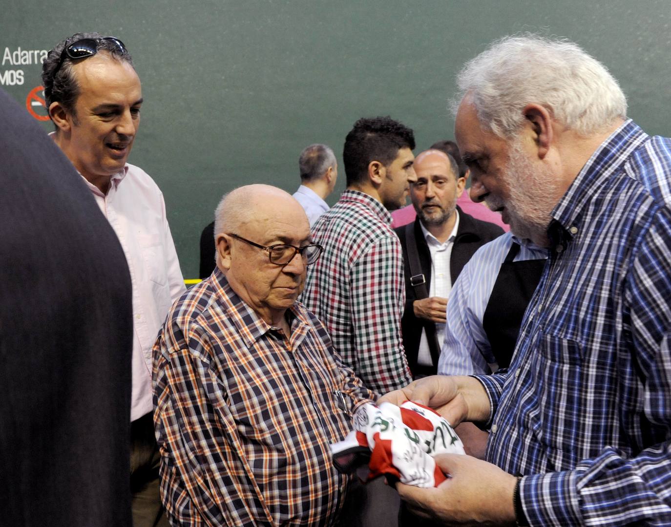 Toño del Río, periodista de Diario LA RIOJA, y el exalcalde de Logroño, José Luis Bermejo, en el homenaje a Eduardo Gómez a sus 80 años