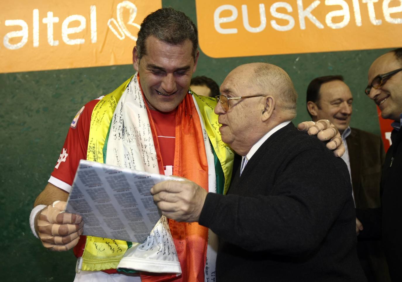 Festival de homenaje a Miguel Capellán, en su despedida como pelotari profesional. Eduardo Gómez le entregó un regalo de Diario LA RIOJA