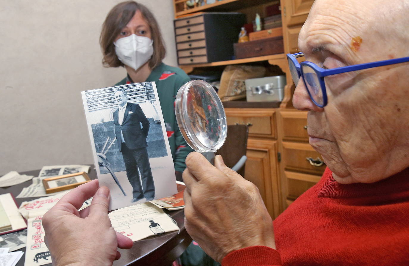 Pilar, nieta del banderillero riojano Ismael del Val Ramirez, Valeri, muestra orgullosa fotografías antiguas de su abuelo a Eduardo Gómez