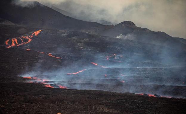 El volcán Cumbre Vieja sigue expulsando mucha lava. 