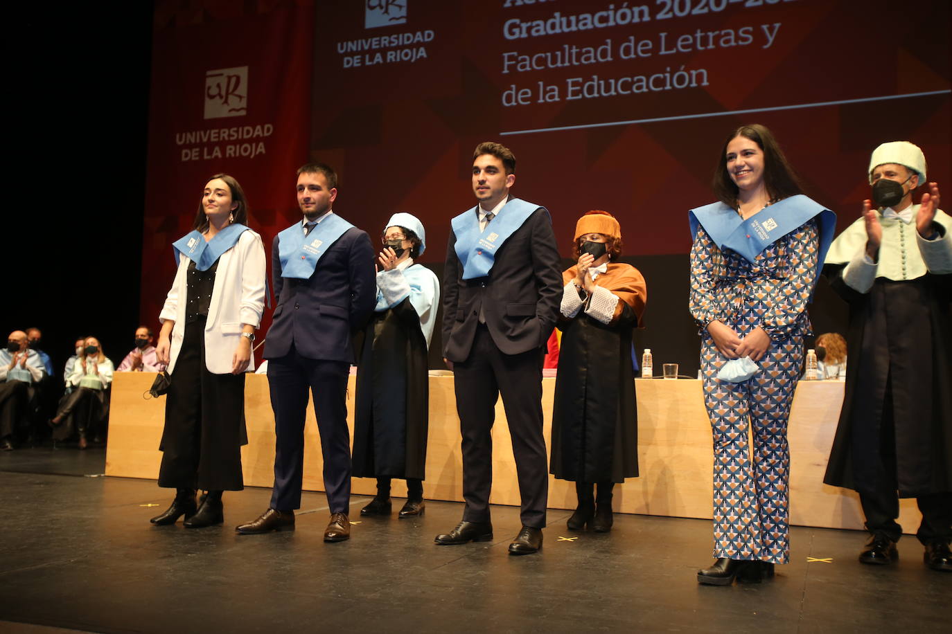 Alumnos de la Universidad de La Rioja de la tercera entrega de diplomas de los cinco grados de la Facultad de Letras y de la Educación