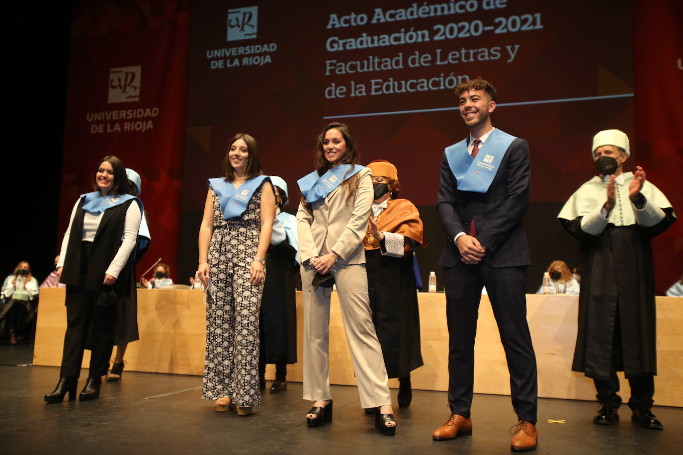 Alumnos de la Universidad de La Rioja de la tercera entrega de diplomas de los cinco grados de la Facultad de Letras y de la Educación