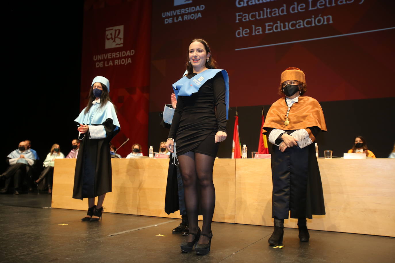 Alumnos de la Universidad de La Rioja de la tercera entrega de diplomas de los cinco grados de la Facultad de Letras y de la Educación