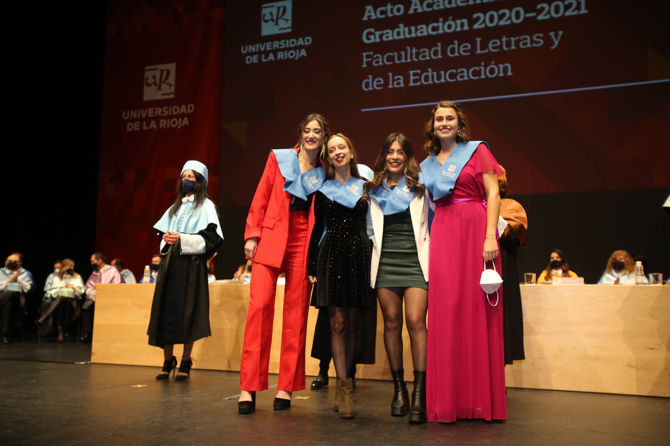 Alumnos de la Universidad de La Rioja de la tercera entrega de diplomas de los cinco grados de la Facultad de Letras y de la Educación