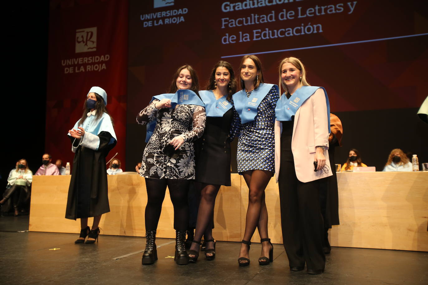 Alumnos de la Universidad de La Rioja de la tercera entrega de diplomas de los cinco grados de la Facultad de Letras y de la Educación