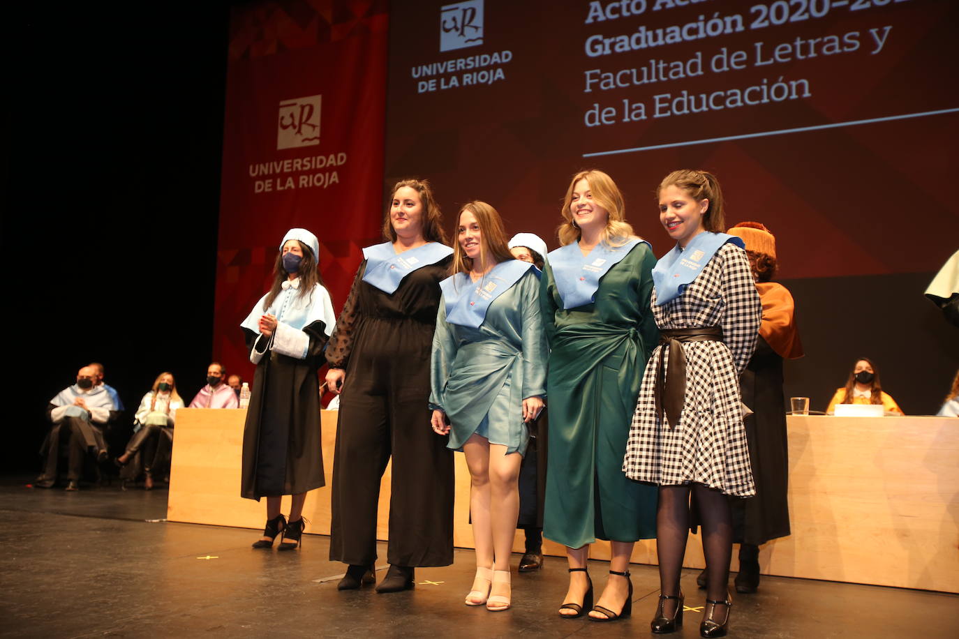 Alumnos de la Universidad de La Rioja de la tercera entrega de diplomas de los cinco grados de la Facultad de Letras y de la Educación