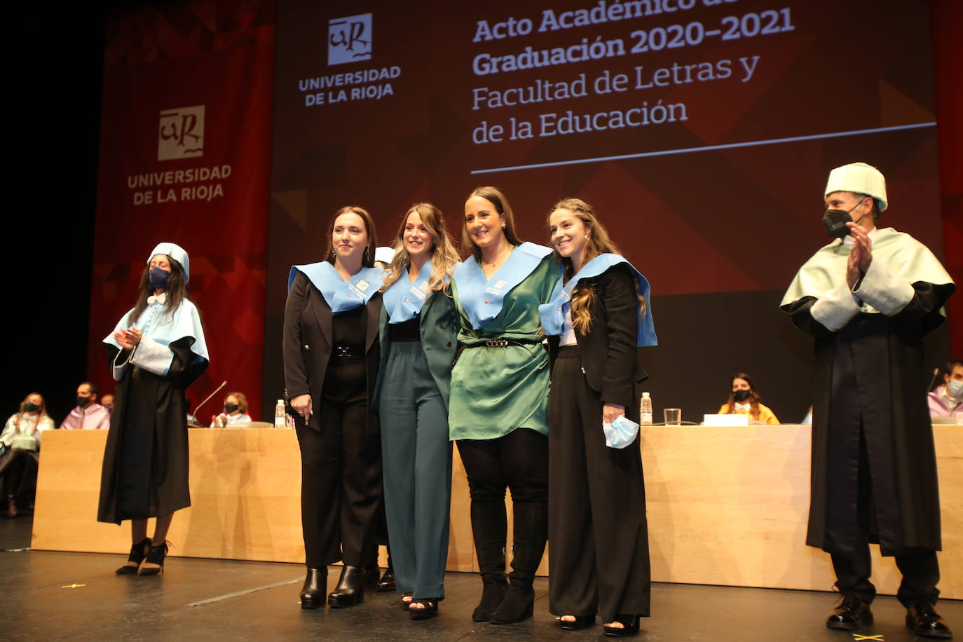 Alumnos de la Universidad de La Rioja de la tercera entrega de diplomas de los cinco grados de la Facultad de Letras y de la Educación