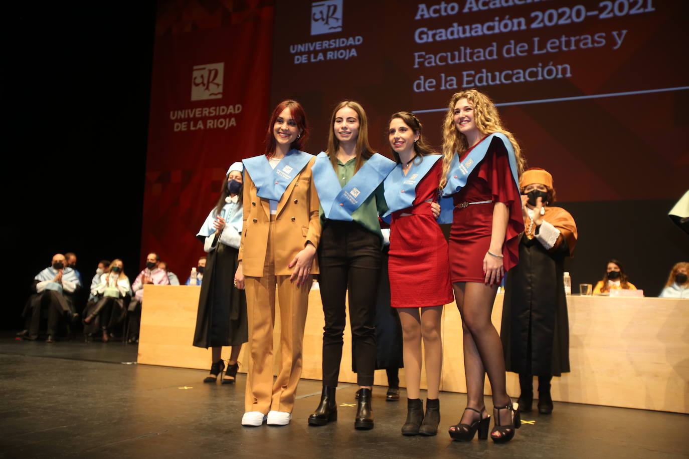 Alumnos de la Universidad de La Rioja de la tercera entrega de diplomas de los cinco grados de la Facultad de Letras y de la Educación