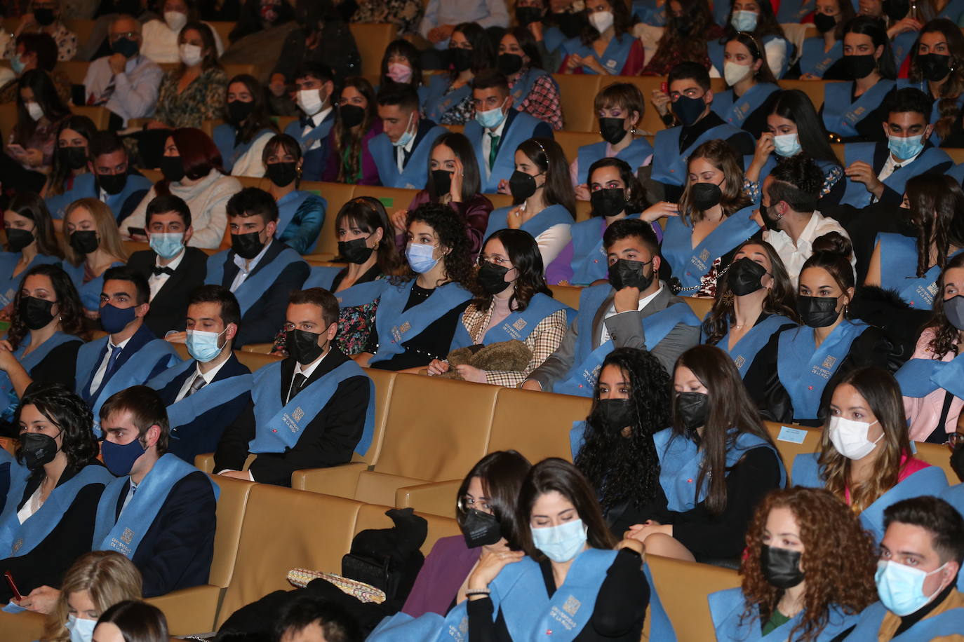 Alumnos de la Universidad de La Rioja de la tercera entrega de diplomas de los cinco grados de la Facultad de Letras y de la Educación